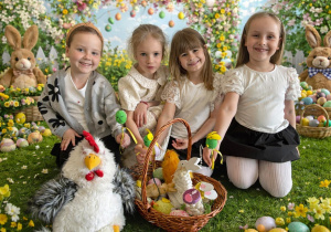 Dziewczynki z grupy Myśliciele pozują do świątecznego zdjęcia