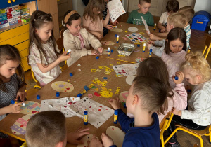 Dzieci wykonują prace plastyczną