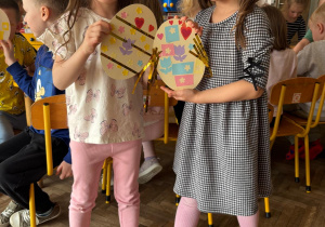 Dziewczynki prezentują swoje pisanki