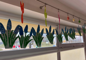 Dekoracja na oknach, którą dzieci wykonały same