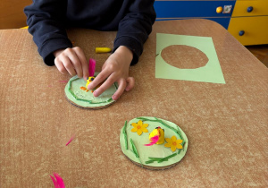 Chłopiec lepi z plasteliny