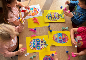 Dzieci wykonują kolorowe pisanki