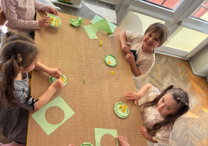 Dzieci wykonują pracę plastyczną