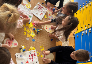 Dzieci wykonują pracę plastyczną