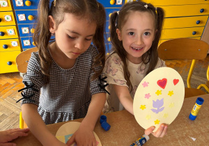 Dziewczynki wyklejają pisanki