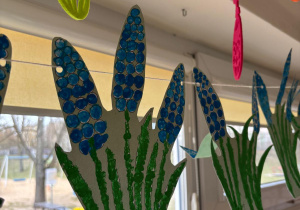 Kwiaty na oknie- dekoracja zrobiona przez dzieci