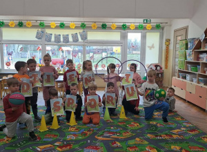 Dzieci pozują do wspólnego zdjęcia