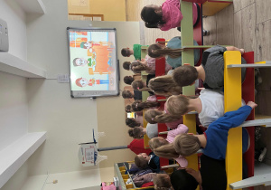 Dzieci oglądają bajkę edukacyjną o zdrowiu