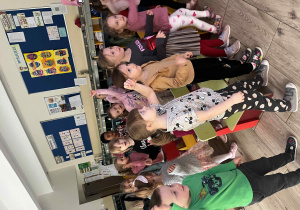 Dzieci wykonują zadania ruchowe w rytm muzyki