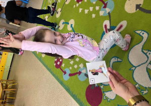 Dziewczynka wykonuje zadanie ruchowe