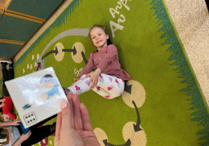 Dziewczynka wykonuje zadanie ruchowe