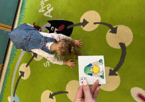 Dziewczynka wykonuje zadanie ruchowe