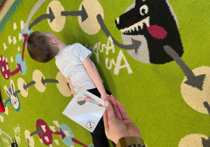 Chłopiec wykonuje zadanie ruchowe