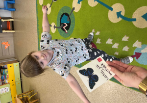 Dziewczynka wykonuje zadanie ruchowe