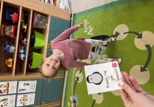 Dziewczynka wykonuje zadanie ruchowe