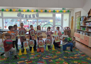 Dzieci pozują do wspólnego zdjęcia z okazji Dnia Sportu i Zdrowia