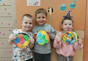 Dzieci pozują do wspólnego zdjęcia z okazji Dnia Sportu i Zdrowia