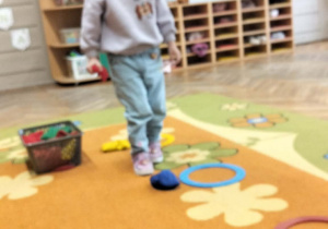 Dziewczynka wykonuje zadanie sportowe