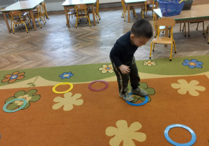 Chłopiec skacze po kółkach