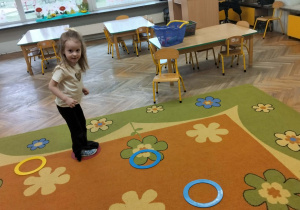 Dziewczynka wykonuje zadanie sportowe