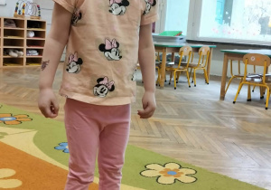 Dziewczynka wykonuje zadanie sportowe