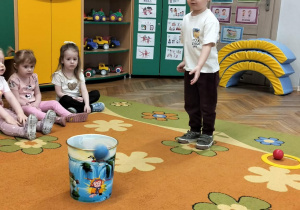 Chłopiec rzuca do celu