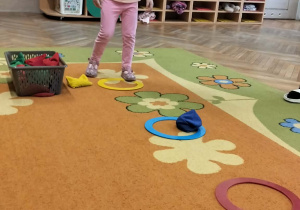 Dziewczynka rzuca do celu workiem