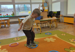 Chłopiec skacze po kółkach