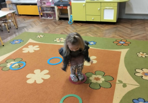 Dziewczynka wykonuje zadanie sportowe