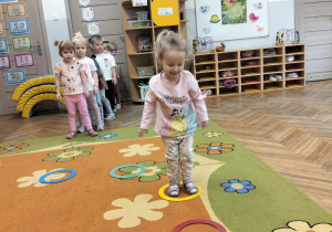 Dziewczynka wykonuje zadanie sportowe