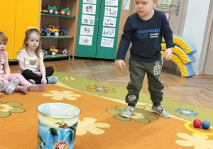 Chłopiec rzuca do celu workiem