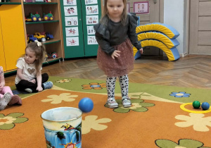 Dziewczynka rzuca do celu