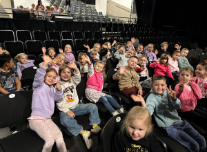 Dzieci machają do zdjęcia