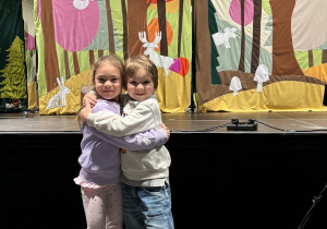 Dzieci z grupy Myśliciele przytulają się przy scenografii