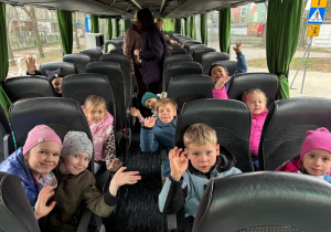 Dzieci z grupy Wynalazcy w autokarze