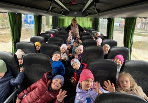 Dzieci z grupy Myśliciele w autokarze