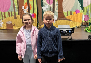 Dzieci z grupy Wynalazcy pozują do zdjęcia na tle scenografii