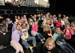 Dzieci machają do zdjęcia