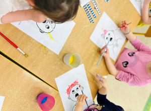 Dzieci wykonują pracę plastyczną- używając farb, słomek i pędzelków