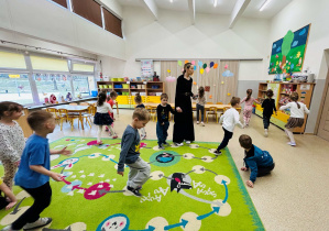 Dzieci poruszają się po sali