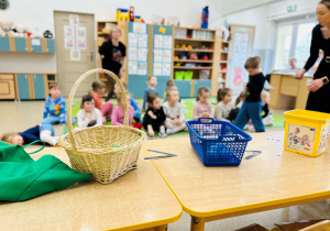 Dzieci podczas zabawy z kolorami