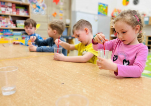 Dzieci samodzielnie eksperymentują mieszając farbę