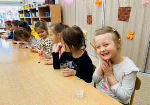 Dzieci samodzielnie eksperymentują mieszając farbę