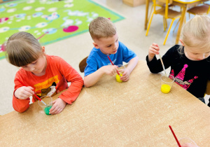 Dzieci samodzielnie eksperymentują mieszając farbę