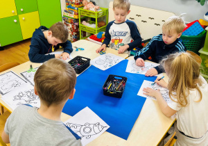 Dzieci kolorują obrazki