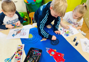 Dzieci kolorują i rysują kosmos