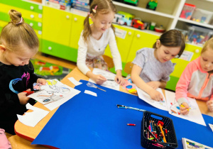 Dziewczynki kolorują i wycinają