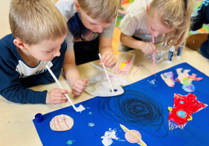 Dzieci malują farbami