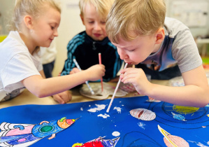 Dzieci tworzą pracę plastyczną