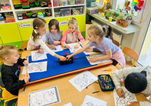 Wynalazcy tworzą pracę plastyczną